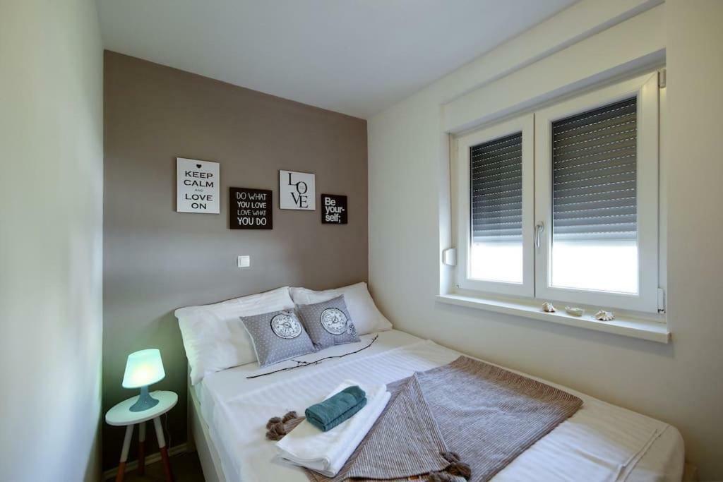 Oleandra Apartments Drage Kültér fotó